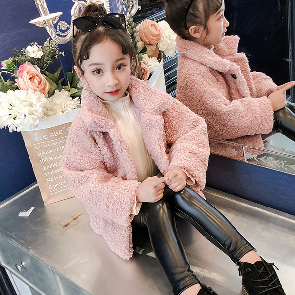 Fehér, rózsaszín és barna zsebes gyerekkabát