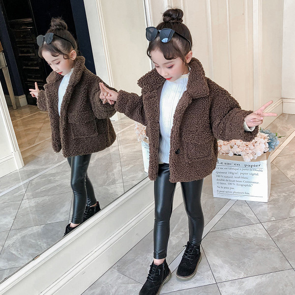 Fehér, rózsaszín és barna zsebes gyerekkabát