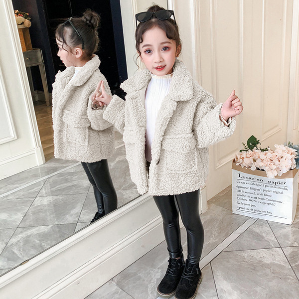 Fehér, rózsaszín és barna zsebes gyerekkabát