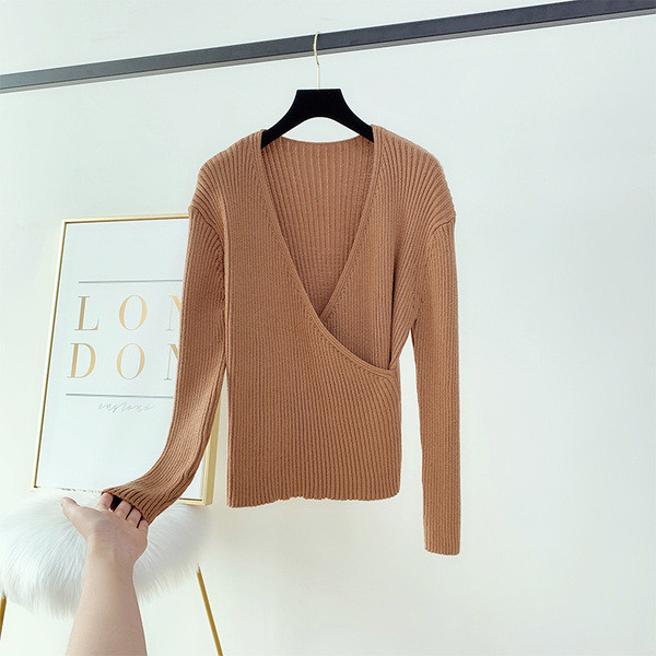 Alkalmi női pulóver spitz nyakkivágással, több színben