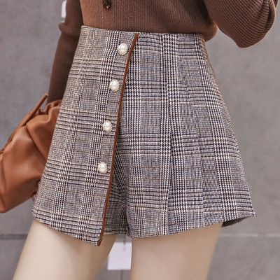 Női rövidnadrág új modellje szürke és barna gombokkal