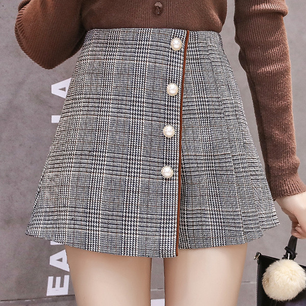 Női rövidnadrág új modellje szürke és barna gombokkal