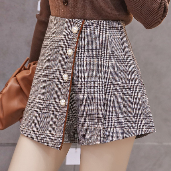 Női rövidnadrág új modellje szürke és barna gombokkal