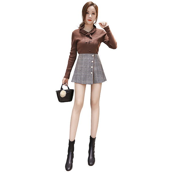 Női rövidnadrág új modellje szürke és barna gombokkal