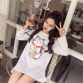 Tricou lung și lat de damă de culoare albă și aplicație