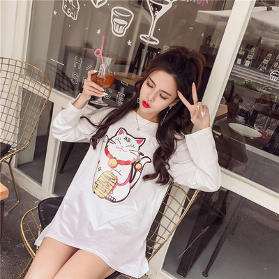 Tricou lung și lat de damă de culoare albă și aplicație