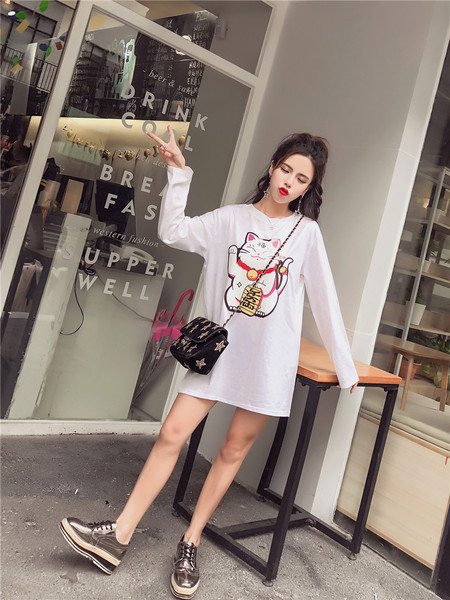 Tricou lung și lat de damă de culoare albă și aplicație