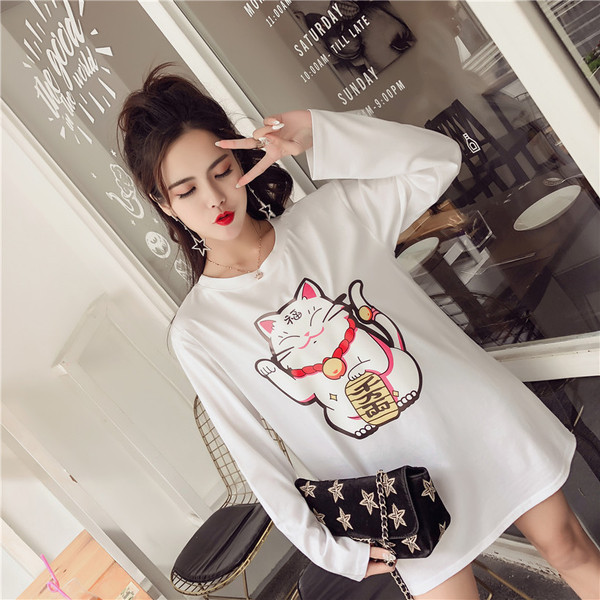 Tricou lung și lat de damă de culoare albă și aplicație