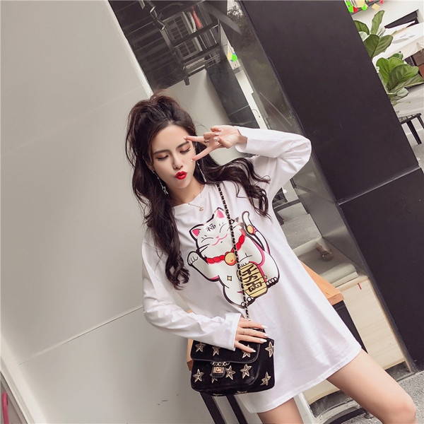 Tricou lung și lat de damă de culoare albă și aplicație