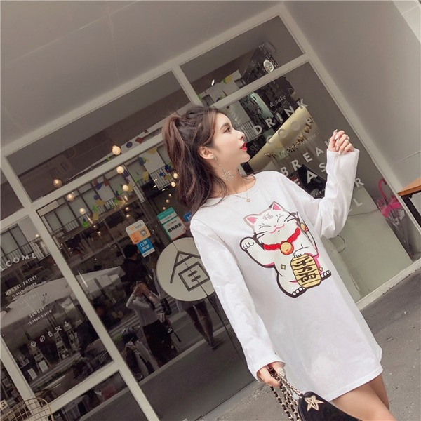 Tricou lung și lat de damă de culoare albă și aplicație