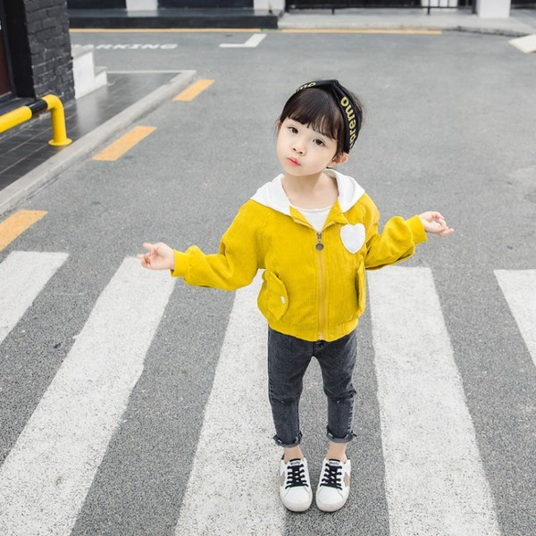 Modern gyerekkabát kapucnival és rátéttel rózsaszín és sárga színben