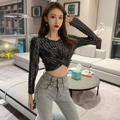 Modern rövid testhezálló blúz flitterekkel