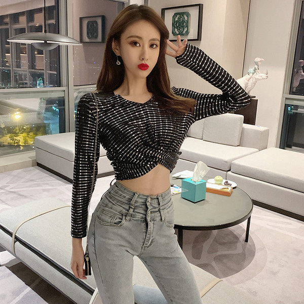 Modern rövid testhezálló blúz flitterekkel