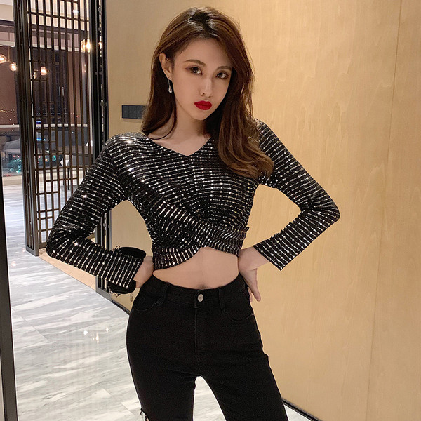 Modern rövid testhezálló blúz flitterekkel