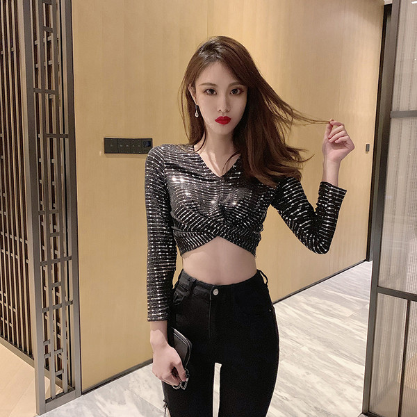 Modern rövid testhezálló blúz flitterekkel