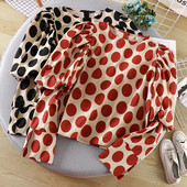 Μοντέρνο γυναικείο πουκάμισο πουά με ωοειδές ντεκολτέ και φερμουάρ σε κόκκινο και μαύρο χρώμα