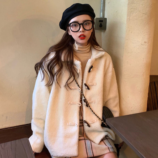 Актуално дамско палто с копчета в бежов цвят