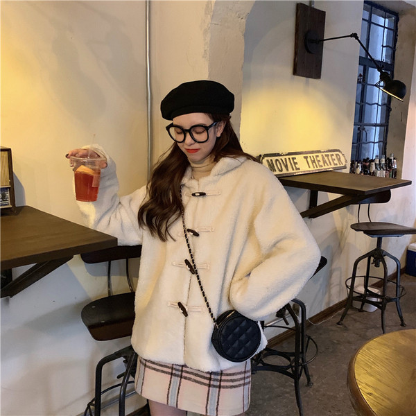 Актуално дамско палто с копчета в бежов цвят