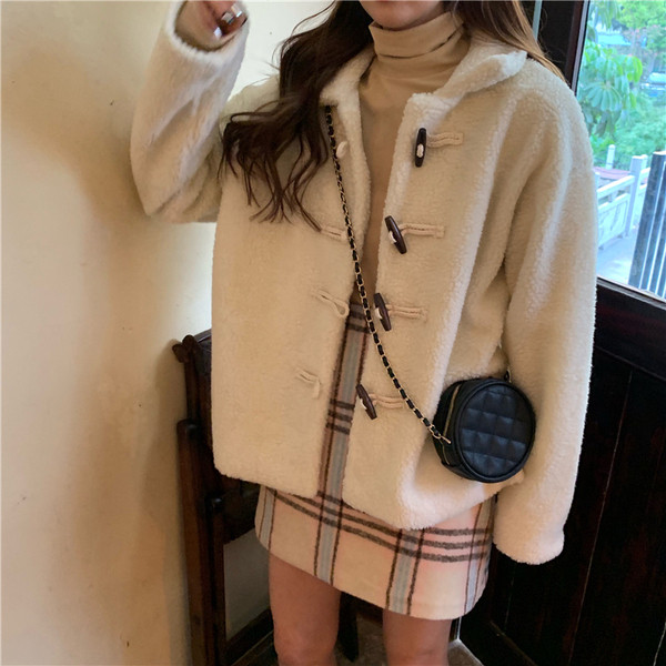 Актуално дамско палто с копчета в бежов цвят