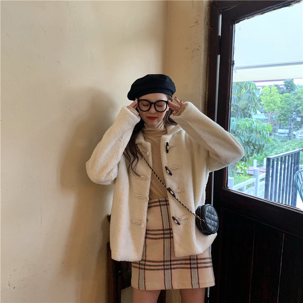 Актуално дамско палто с копчета в бежов цвят