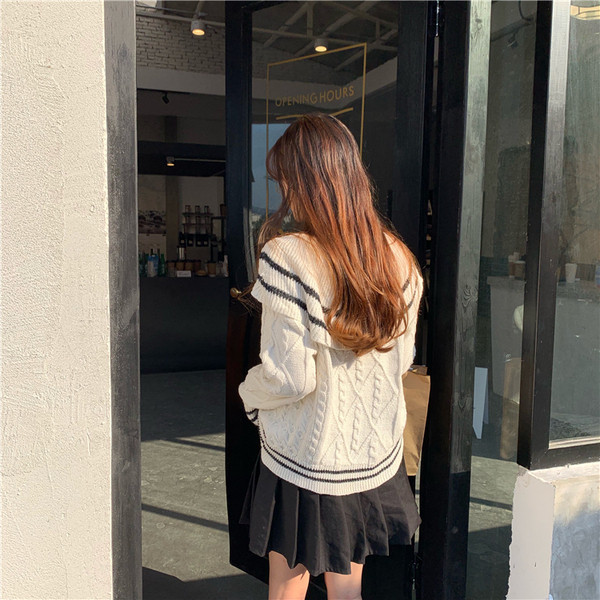 Μοντέρνα πλεκτή γυναικεία μπλούζα σε δύο χρώματα λευκό και κόκκινο χρώμα