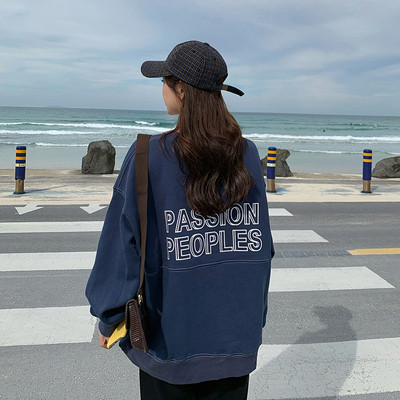 Női széles blúz kék és piros feliratokkal