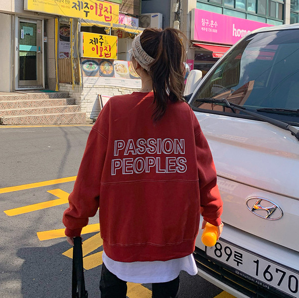 Női széles blúz kék és piros feliratokkal