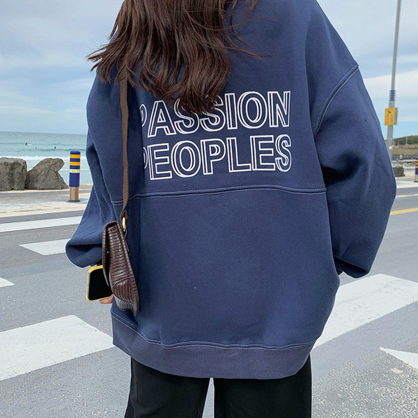 Női széles blúz kék és piros feliratokkal