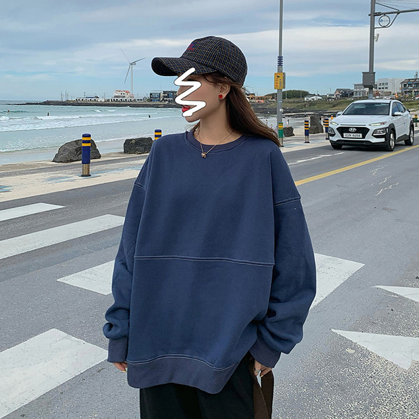 Női széles blúz kék és piros feliratokkal