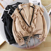 Κομψό γυναικείο πουκάμισο με κουμπιά και βαθύ λαιμόκοψη σε καφέ και μαύρο χρώμα