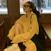 Kétrészes pulóverből és rövidnadrágból álló női kötött szett