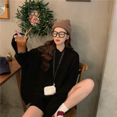 Kétrészes pulóverből és rövidnadrágból álló női kötött szett