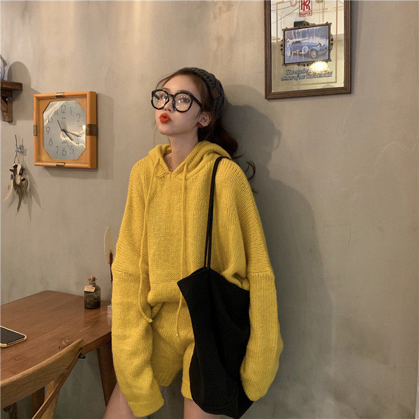 Kétrészes pulóverből és rövidnadrágból álló női kötött szett