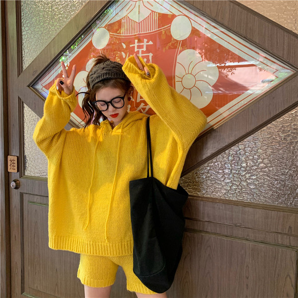 Kétrészes pulóverből és rövidnadrágból álló női kötött szett