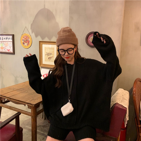 Kétrészes pulóverből és rövidnadrágból álló női kötött szett