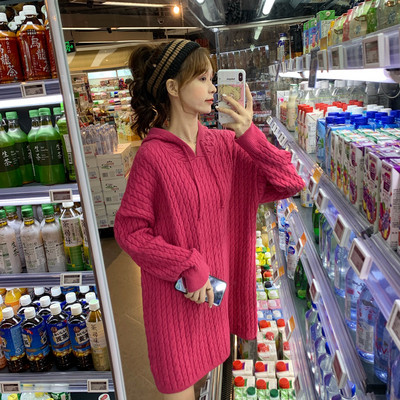 Női aktuális kötött ruha két színben kapucnival