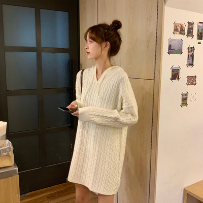 Női aktuális kötött ruha két színben kapucnival