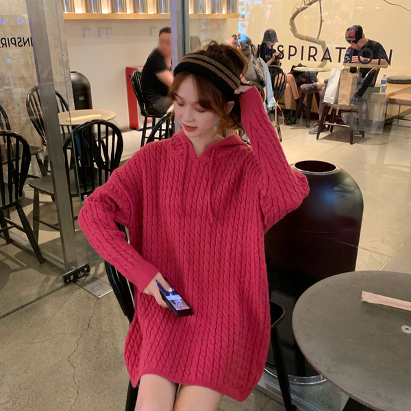 Női aktuális kötött ruha két színben kapucnival