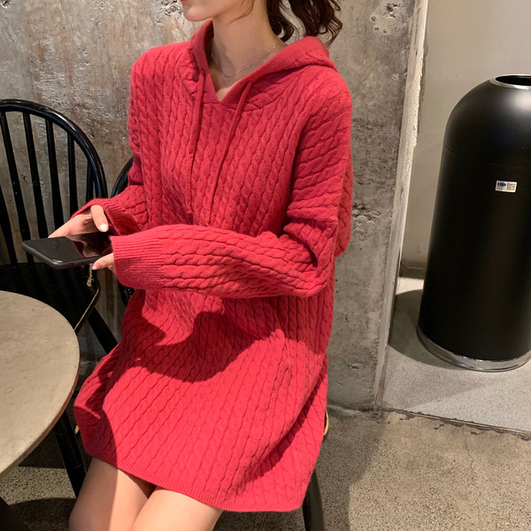 Női aktuális kötött ruha két színben kapucnival