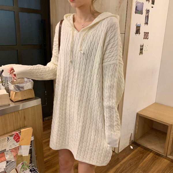 Női aktuális kötött ruha két színben kapucnival