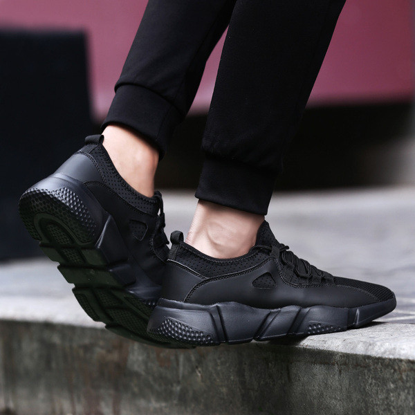 Μοντέρνα ανδρικά αθλητικά παπούτσια σε λευκή και μαύρη σόλα