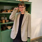 Дамско модерно карирано сако широк модел