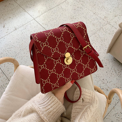 Γυναικεία τσάντα με μεταλλική στερέωση και μεγάλη λαβή