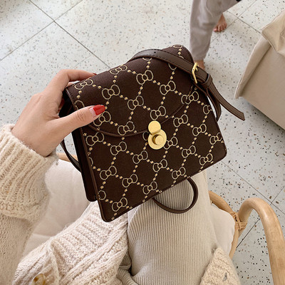 Γυναικεία τσάντα με μεταλλική στερέωση και μεγάλη λαβή