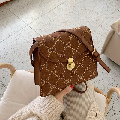 Γυναικεία τσάντα με μεταλλική στερέωση και μεγάλη λαβή