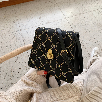 Γυναικεία τσάντα με μεταλλική στερέωση και μεγάλη λαβή