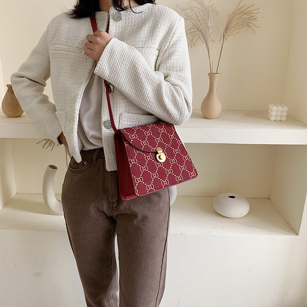 Geanta de dama cu inchidere metalica si maner lung