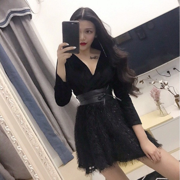 Női bársonyruha bőr övvel és rojtokkal