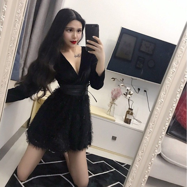 Női bársonyruha bőr övvel és rojtokkal