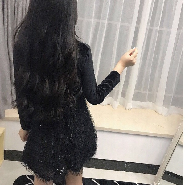 Női bársonyruha bőr övvel és rojtokkal